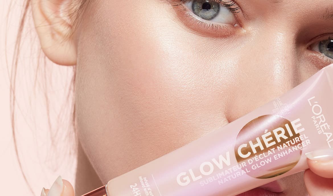 Foundation - Glow Chérie Produktabbildung mit Model